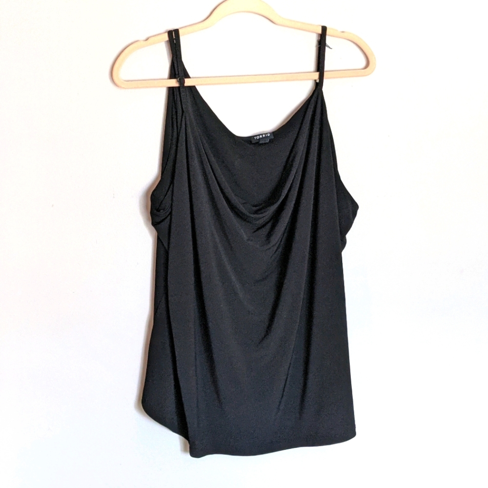 Torrid Size 4x black tank top

In EUC. Adj…